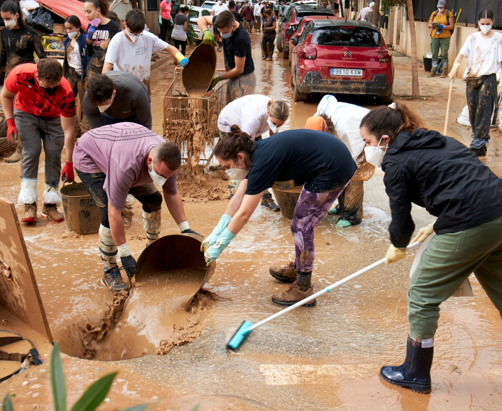 Grupo de voluntarios limpian lodo tras los efectos de la DANA de Valencia en 2024
